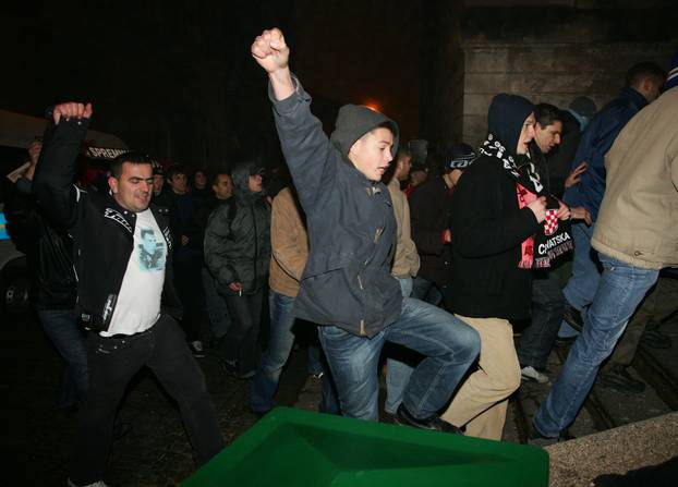 ARHIVA - Zagreb: Prosvjedi diljem zemlje zbog uhićenja Gotovine, razbijen i prozor na zgradi Vlade