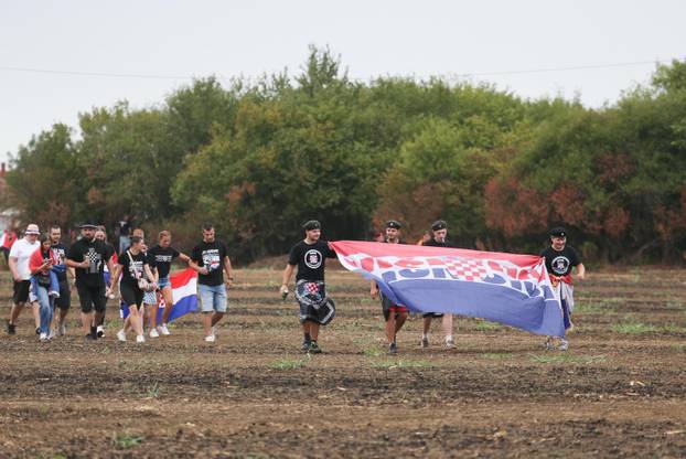 Vukovar: Mnogobrojni obožavatelji Thomsona su krenuli pristizat u posljepodnevnim satima 