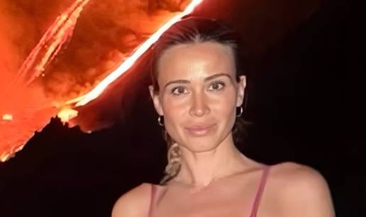 GORI SVE Znojna Diletta je bez grudnjaka pozirala na vulkanu