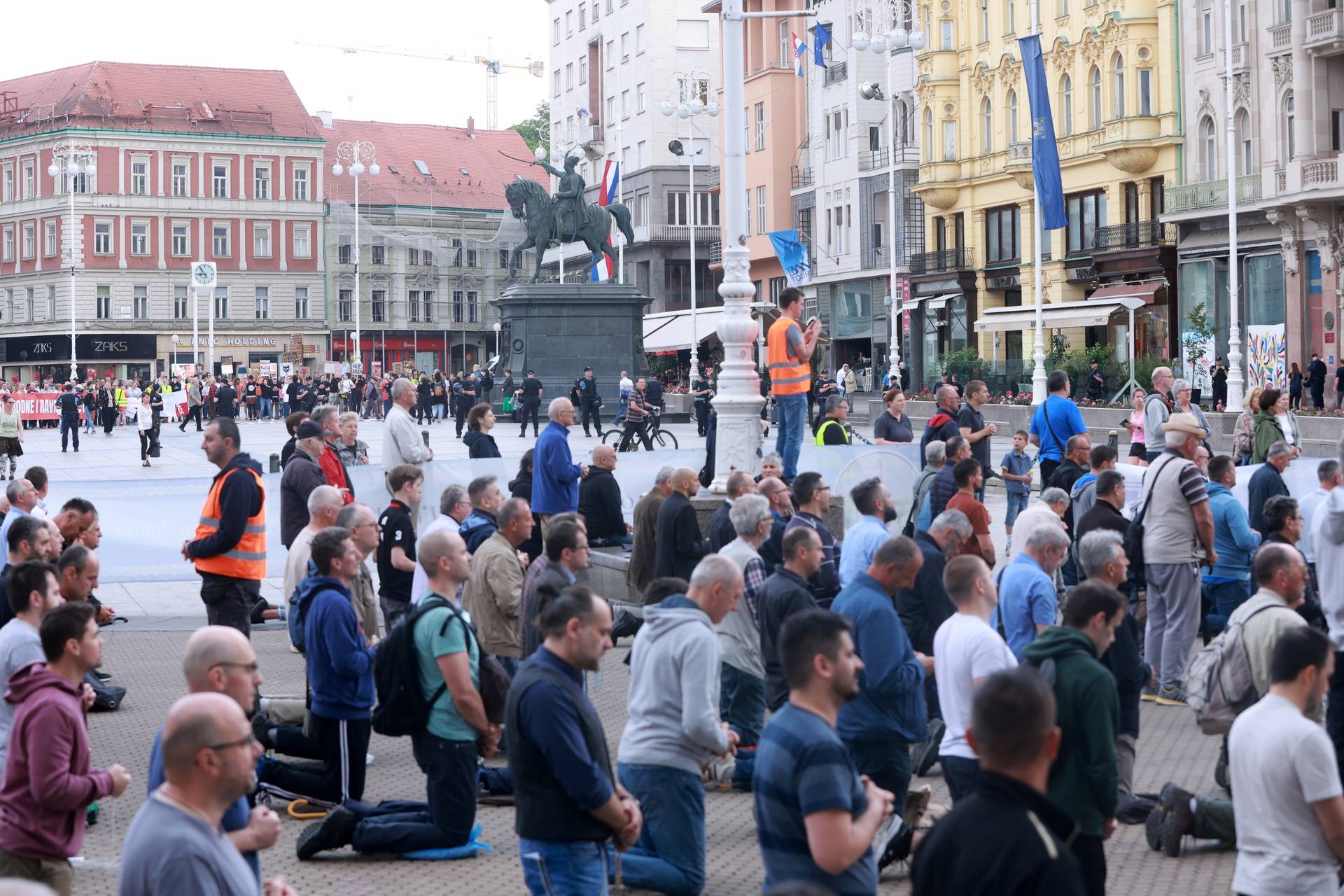 Zagreb: Muškarci okupljeni na molitvi krunice na Trgu bana Jelačića