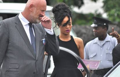 Rihanna na sprovodu skrivala suze iza velikih tamnih naočala