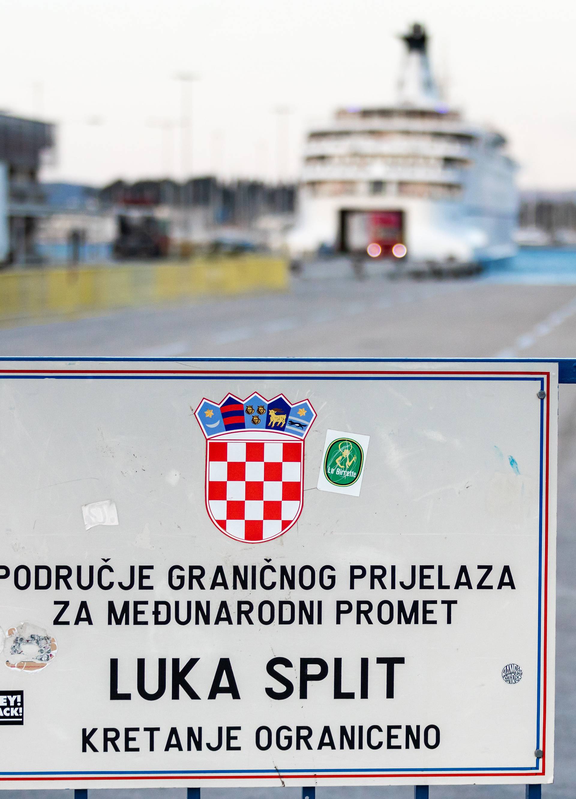 Video: U Split stigao trajekt iz Ancone, pregledali sve putnike