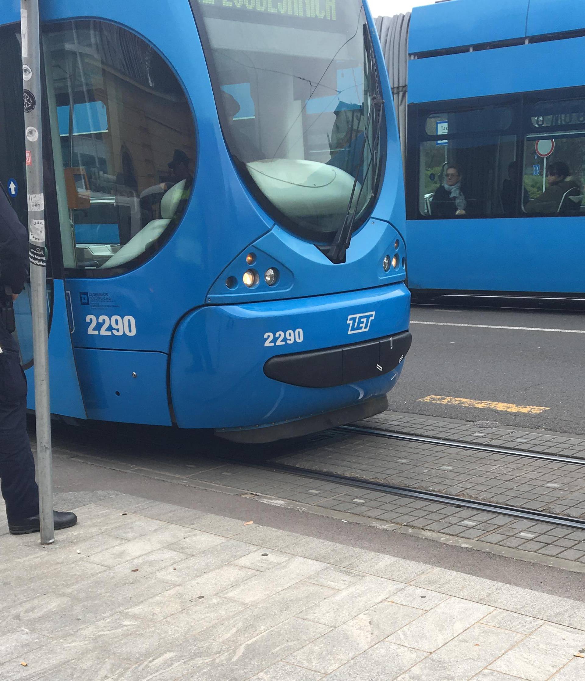 Nesreća u Zagrebu: Djevojka se spotaknula i pala pod tramvaj