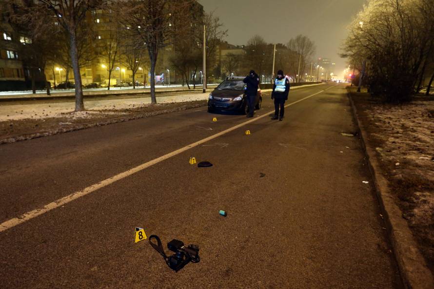 Teška nesreća: Auto naletio na policajce dok su radili očevid