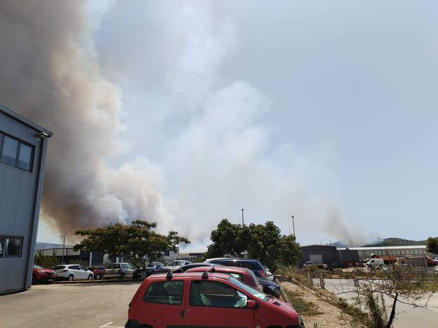FOTO Veliki požar u Šibeniku: 'Na terenu su sve vatrogasne snage, digli smo i kanadere'