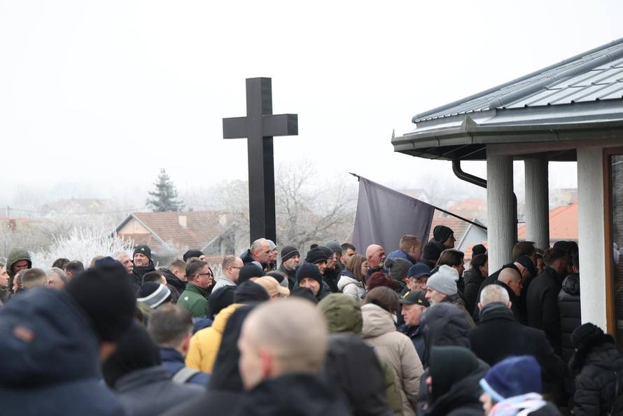 Nuštar: Posljednji ispraćaj  Mladena Bartolovića