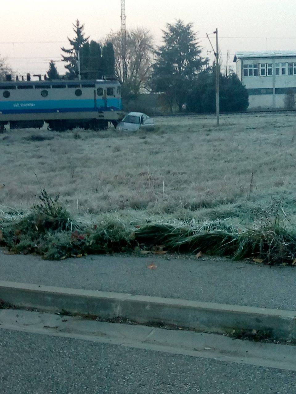 Vlak udario auto: Vozač loše procijenio i završio u bolnici