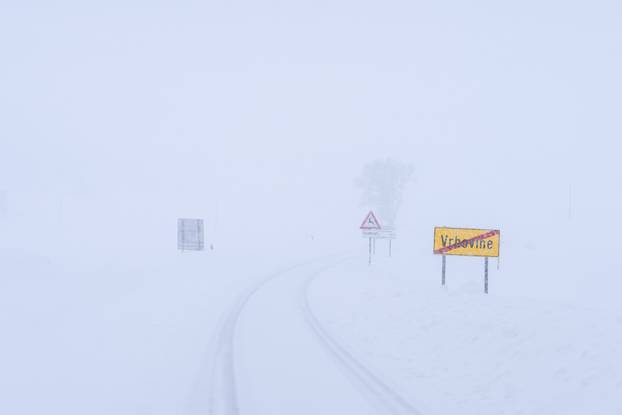 U Vrhovinama i Babinom Potoku palo je oko 50 do 80 cm snijega 
