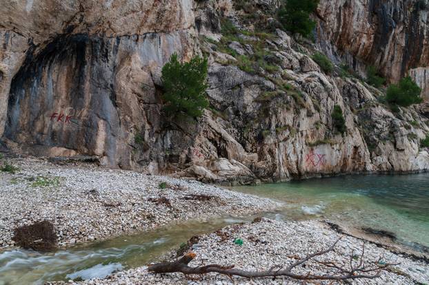 Makarska: Zbog obilnih kiša na plaži Nugal ponovno se pojavio slap