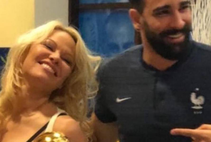 Mamila poglede dečkom, ali i dubokim dekolteom na proslavi