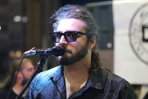 Osijek: Rock bend Echoes zabavljao Osječane na prvom pokretnom koncertu