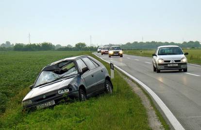 Škodom naletio na srnu, vozač se lakše ozlijedio 