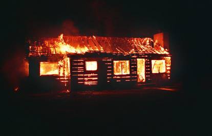 Kratki spoj na žarulji izazvao požar na dva drvena objekta, nastala šteta od 300.000 kuna