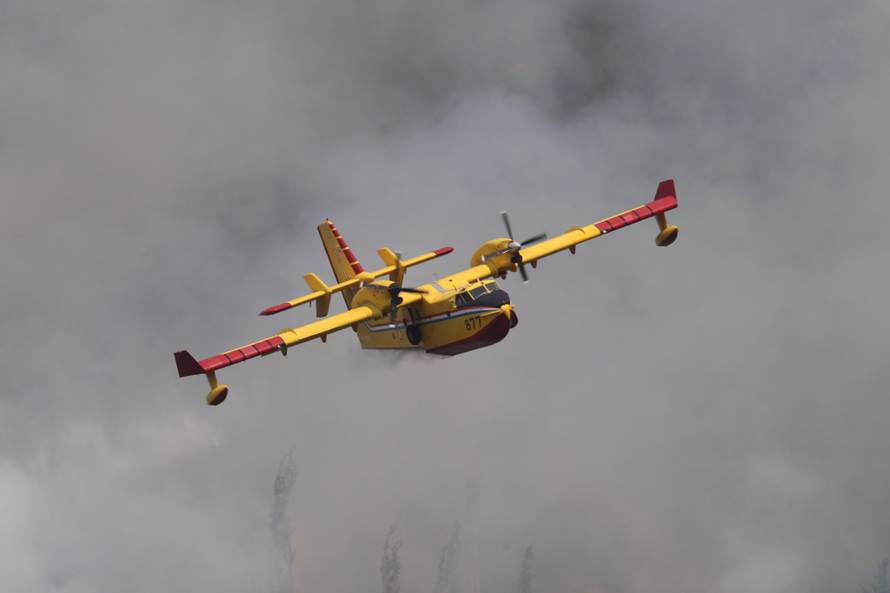 Kanader pomaže u gašenju, u Makarsku stiže i 150 vojnika