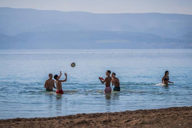 Omiš: Ljetni ugođaj na gradskoj plaži