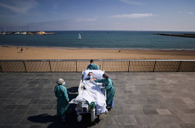 Barcelona Hospital del Mar takes COVID-19 ICU survivor to beachside for "sea therapy\