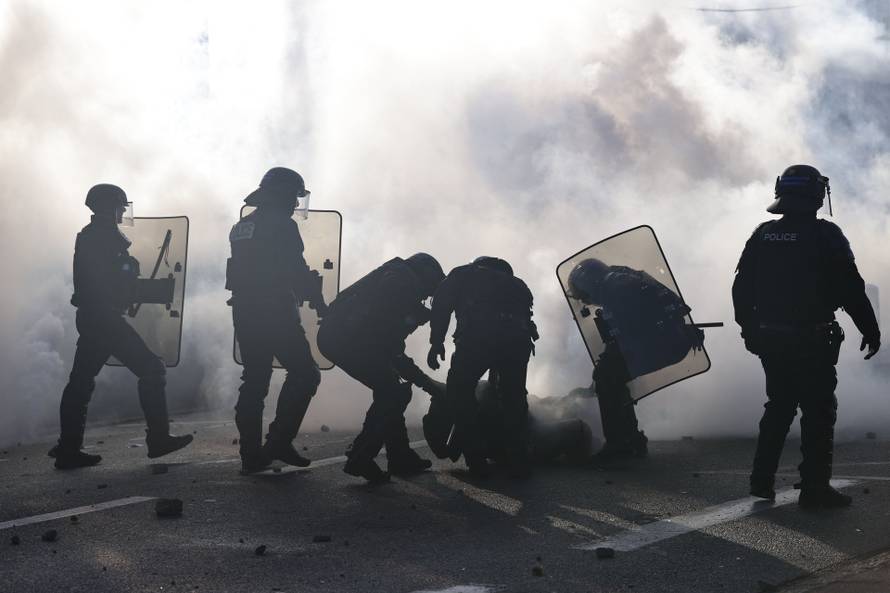 France student protest through the streets of Brest