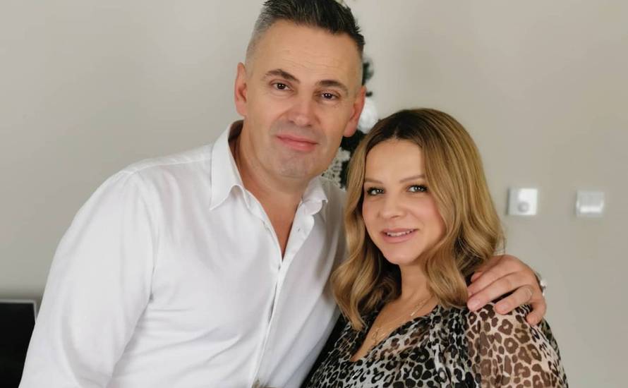 Marija Husar (45) pokazala sve veći trbuščić: Pozirala s mužem