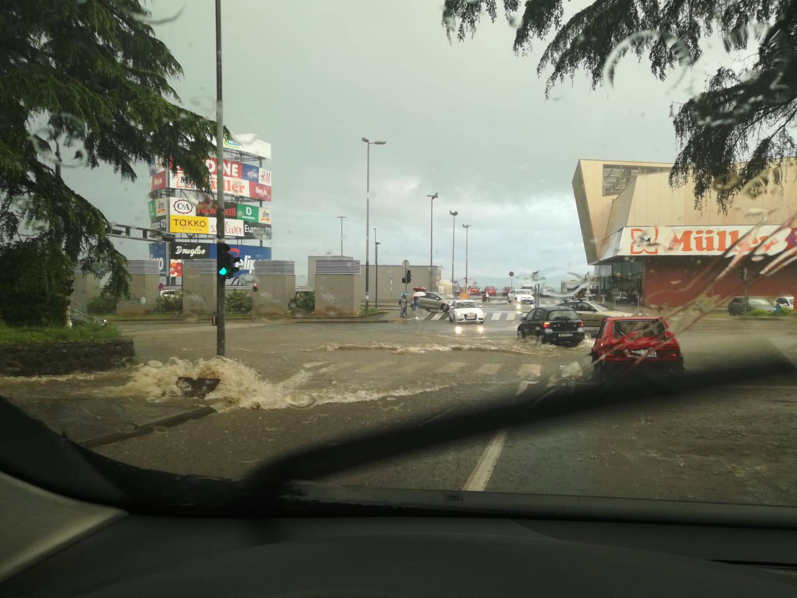 Potop u Rijeci: Bujice vode na cestama, problemi u prometu