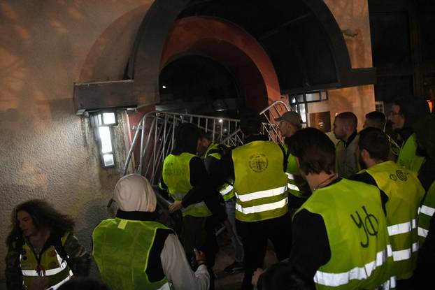 FOTO Studenti blokirali zgradu RTS-a u Srbiji, policija ih je tjerala i udarala pendrecima