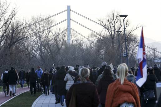 Studenti u N. Sadu prekidaju blokadu, pospremaju prostor: Iz Beograda po njih stižu taksisti