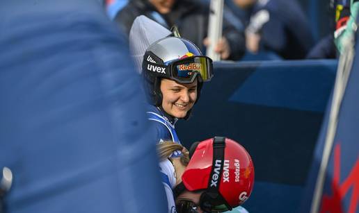 Sa Zrinkom smo gledali nastup njezine sestre Dore: Malo je statična, haha! Ajde, ajde...
