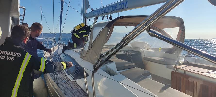 FOTO Ovako izgleda jedrilica na kojoj je kod Visa izbio požar