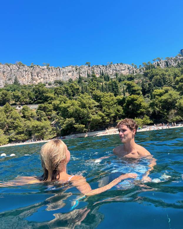 FOTO Hajdukovac kleknuo pred Amerikanku, sad napušta klub. 'Ti si odgovor na moje molitve'