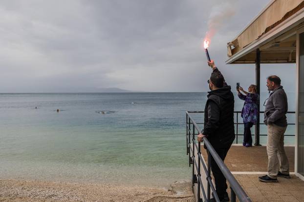 Makarska: Robert Tarčuki svaki dan se kupa unatoč zimi