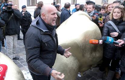Prosvjed na Markovom trgu: Zlatnu kravu prepilili napola 