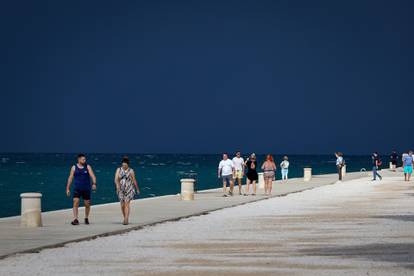 FOTO Kad Boris ugasi svjetlo:  Ovo je Zadar u podne. Čini se kao da je večer. Turisti u šoku