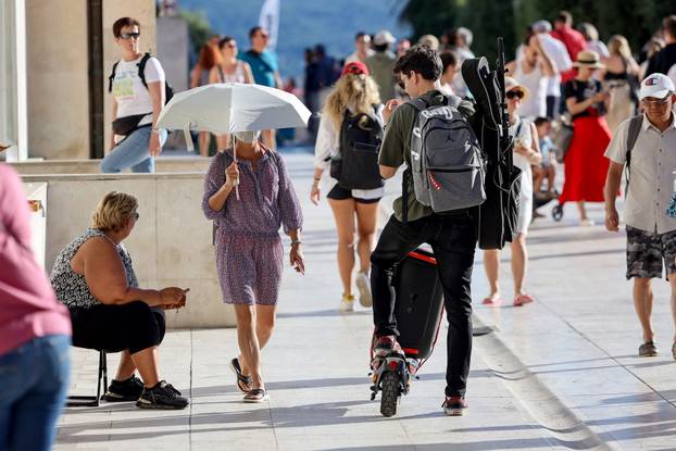 Zadar: Velik broj turista "okupirao" je središte grada