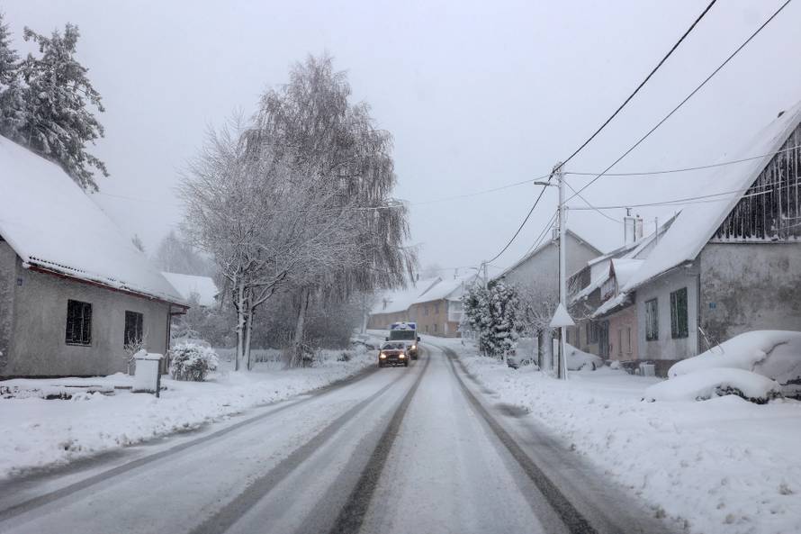 Zbog snijega otežan promet u Gorskom kotaru