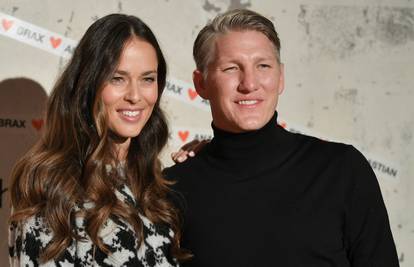 Schweinsteiger je već prebolio Anu Ivanović: Uhvatili ga u zagrljaju atraktivne plavuše