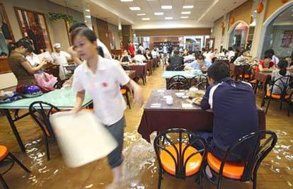 Poplavljeni restoran u Kini postao izuzetno popularan