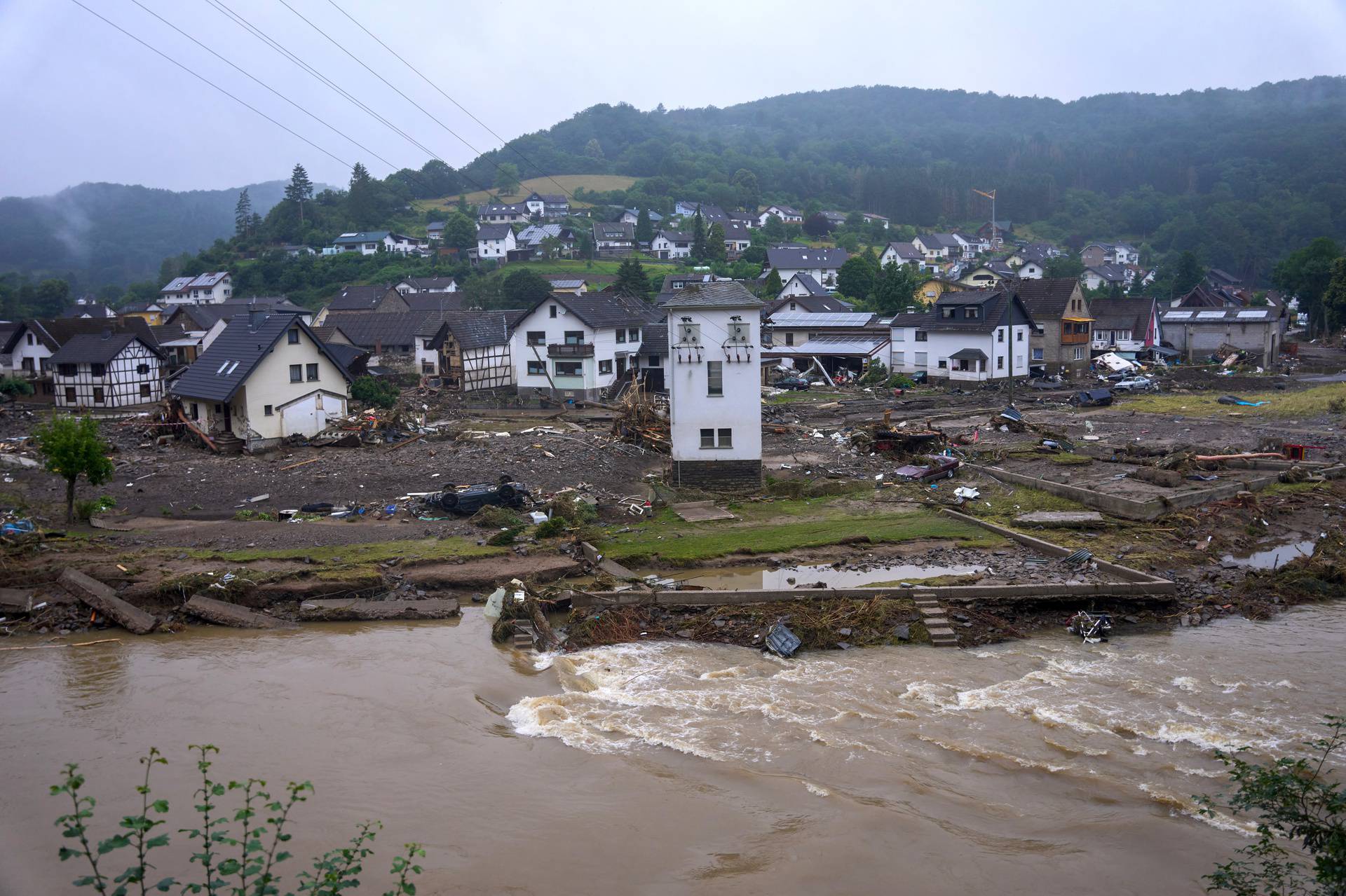 Nezapamćena katastrofa: Traže tisuće nestalih, poplave su sravnile gradove, 127 mrtvih