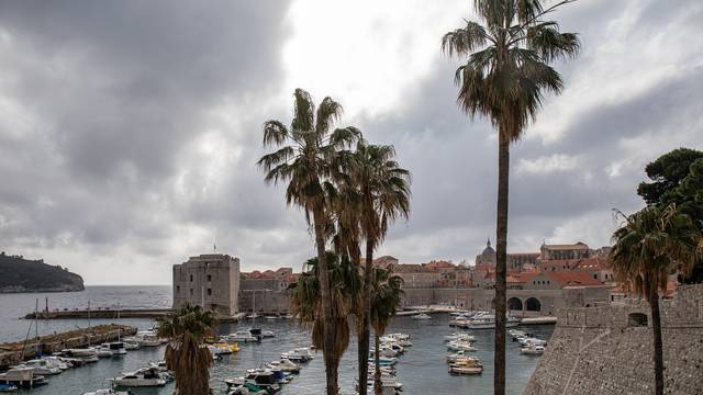 Dubrovnik: Iznenadna promjena vremena otjerala je građane sa Straduna
