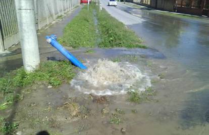 Voda je prskala iz hidranta kojeg je otkinula prikolica