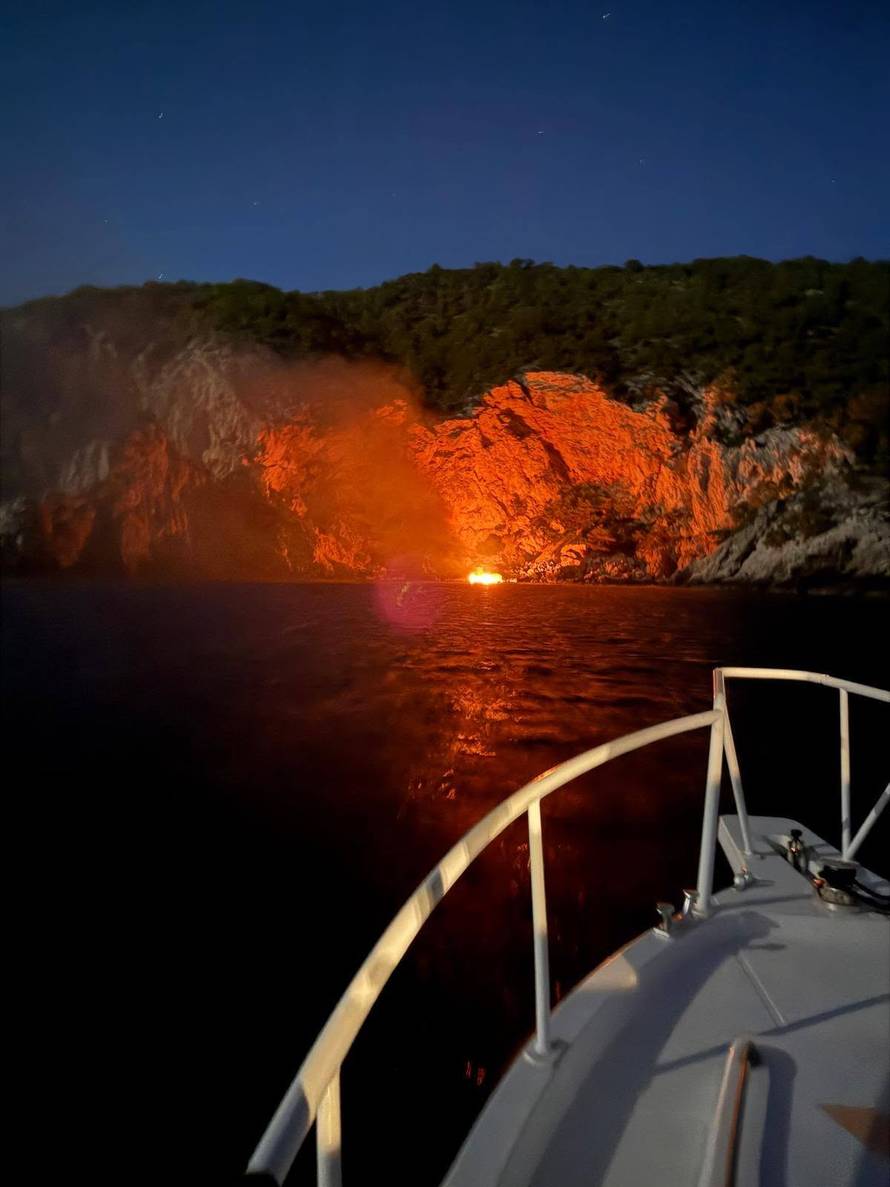 FOTO Izgorjela jahta u Komiži