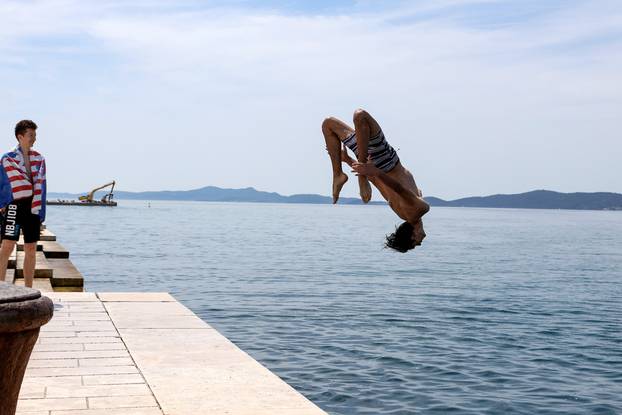Zadar: Maturanti proslavili kraj školovanja skakanjem u more 