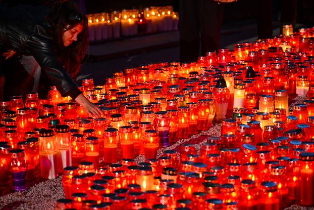 Paljenje svijeća na gradskom groblju Mirogoj