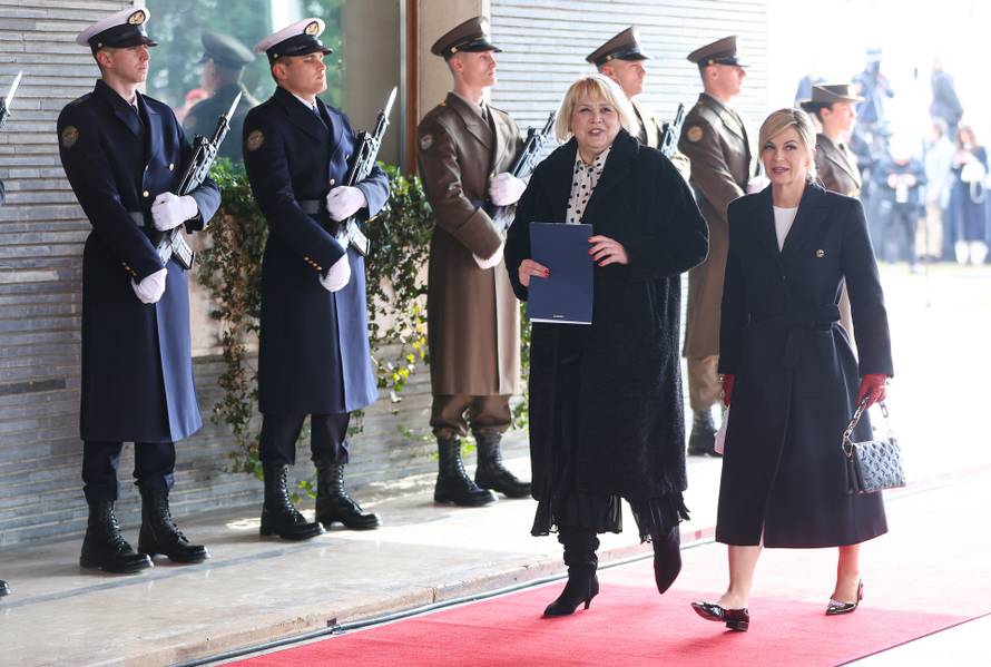 Kolinda izašla iz auta u balerinkama, a nakon ulaska u Predsjedničke dvore obula bijele štikle