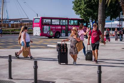 FOTO Prvi je dan ljeta: Evo kako turisti uživaju u Zadru, Splitu...