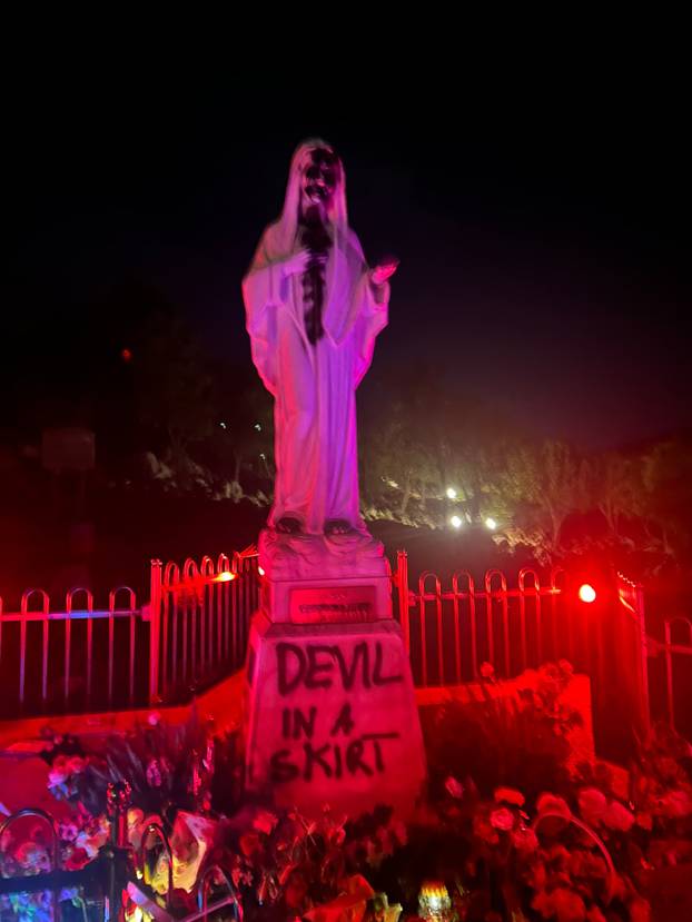 FOTO Pogledajte kako je vandal zapalio oltar i uništio kipove Gospe u Međugorju...