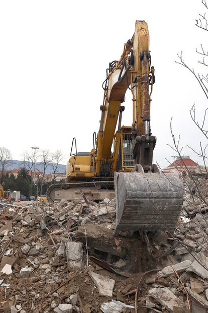 FOTO Staru zgradu Zabe usred Zagreba počeli su rušiti prije devet mjeseci. Još nisu gotovi