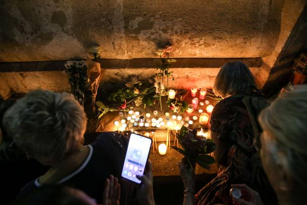 Građani Beograda odali počast Arsenu, Matiji i Gabi Novak