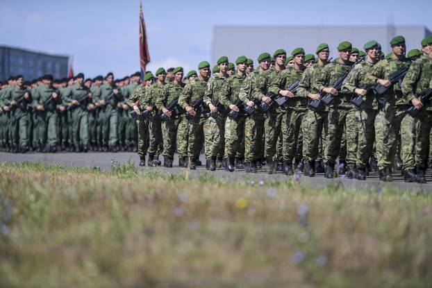Velika Gorica: Uvježbavanje pješačkih postroja Hrvatske vojske za svečani vojni mimohod