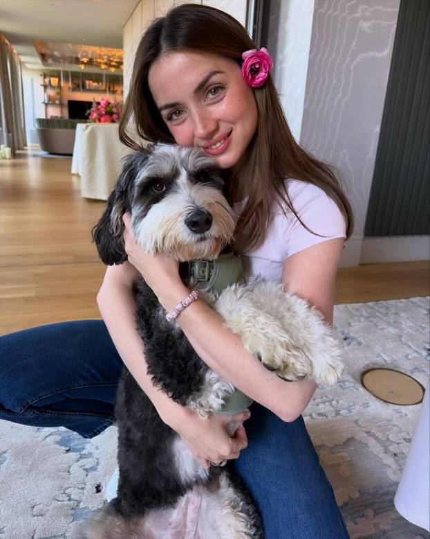 FOTO Zvijezda Hollywooda je zavirila u garažu Ferrarija. A mehaničari u njezin dekolte