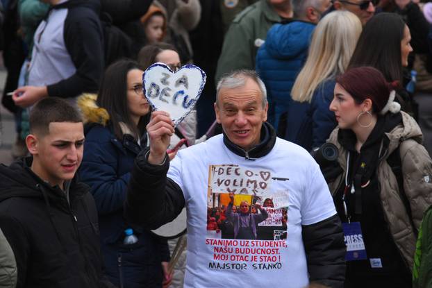 Niš: Studenti i građani nakon prosvjedne šetnje odali počast stradalima u Novom Sadu u padu nadstrešnice