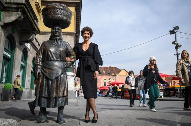 Zagreb: Ecija Ojdanić izvela kratki performans uoči 80. izvedbe monodrame Vla Vla Vlajland cabare